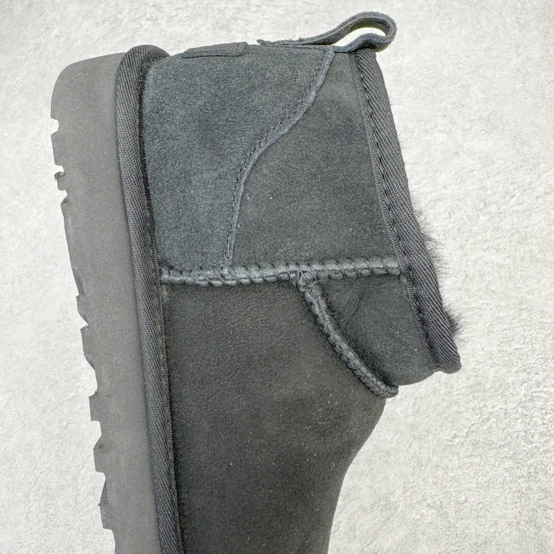 Pick up locally 💰520 UGG 6109 Zhou Dongyu Mini short boots, autumn and winter sheep fur integrated snow boots. All shoes are made from the same factory as ZP. Longfeng A-grade Australian imported sheep fur integrated men's and women's boots. Brand OEM production line. Fully follow the ZP process. OEM original pattern maker. Adhering to the principle of no original shoes and no development selection. Pay attention to every detail. The most authentic version on the market. TREADLITE "light wing" technology outsole. Lightweight/durable/flexible/pile type 35 36 37 38 39 40 41 42 43 44 45 Coding: by2936060